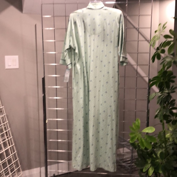 Women’s Short Sleeve Bathrobe(Missing belt) - Picture 4 of 6